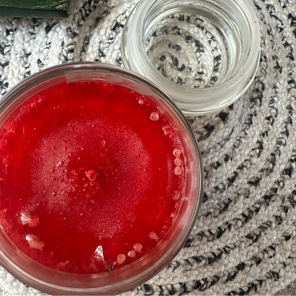 Discontinued Yankee Candle Cranberry Pear Jar- Vibrant Red 14.5 Oz medium size - Picture 4 of 5